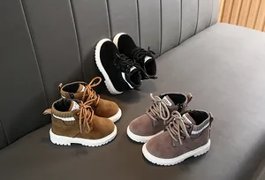 Drei Paar Kinderstiefel in Schwarz, Braun und Grau mit dicker rutschfester Sohle