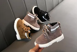 Nahaufnahme der Kinderstiefel mit elastischem Strickbündchen und rutschfester Sohle