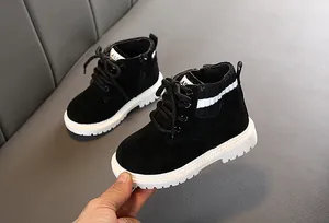 Detailansicht der schwarzen Kinderstiefel aus Wildleder mit rutschfester weißer Gummisohle