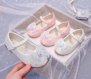 Détail des chaussures princesse pour filles avec paillettes brillantes et perles