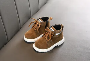 Detailansicht der braunen Kinder-Wildlederstiefel mit Seitenreißverschluss und Gummisohle