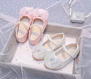 Détail de chaussures Mary Jane à paillettes pour filles avec nœuds en organza et perles