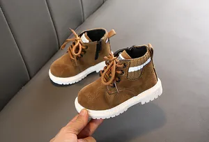 Detailansicht brauner Wildleder-Kinderstiefel mit Reißverschluss und Gummisohle