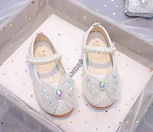 Détail de chaussures princesse fille avec paillettes, nœud en tulle et perles