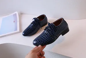 Détails de chaussures habillées bleu marine pour garçons avec texture crocodile embossée