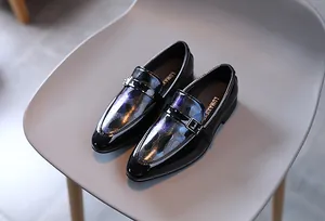 Détail de mocassins en cuir verni pour garçons avec mesh irisé et boucle métallique