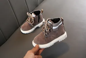 Details von dunkelbraunen Wildleder-Boots für Kinder mit Reißverschluss und weißer Sohle