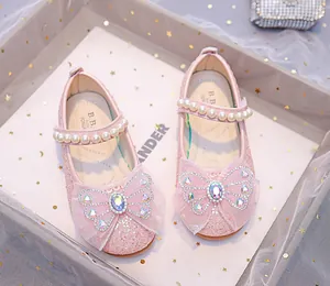 Détail de chaussure Mary Jane rose pour fille avec paillettes, nœud et pierre précieuse