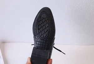 Détail de la semelle en caoutchouc antidérapante pour chaussures d'enfant taille 27