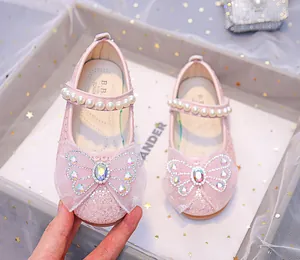Détail de ballerine rose princesse pour fille avec nœud pailleté et perles scintillantes