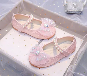 Détail de chaussure Mary Jane rose à paillettes pour fille avec nœud en cristal