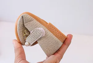 Detalle de zapatos con lentejuelas oro champán que muestra la flexibilidad de la suela