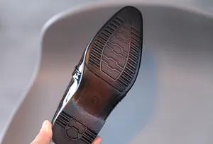 Détail de la semelle antidérapante en caoutchouc avec taille 32 pour chaussures de garçon
