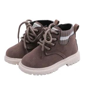 Klassische braune Kinderstiefel zum Schnüren mit Strickkragen und dicker Gummisohle