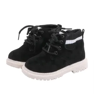 Detailansicht der schwarzen Kinder-Winterstiefel mit Fleecefutter und rutschfester weißer Sohle