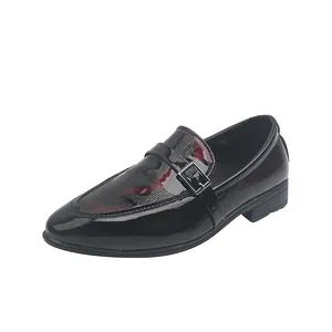 Détail de mocassins noirs vernis pour garçons avec empiècement rouge et boucle métal
