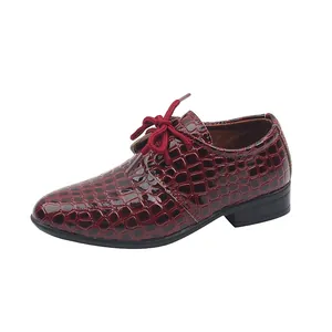 Détail des chaussures habillées pour garçons bordeaux avec cuir verni gaufré crocodile