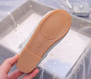 Gros plan sur la semelle en caoutchouc antidérapante des chaussures à paillettes