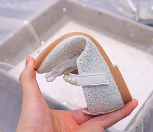 Gros plan de la semelle souple des chaussures de princesse argentées à paillettes pour fille