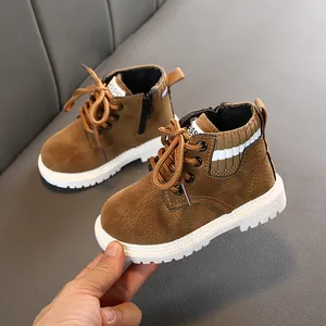 Klassische braune Kinder-Lederstiefel mit rutschfester dicker Sohle und Seiten-Reißverschluss