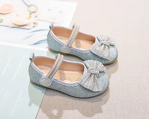 Dettaglio macro di scarpe Mary Jane con fiocco di strass e cinturini di perle