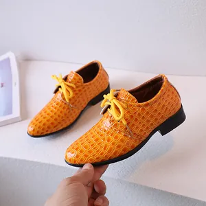 Chaussures richelieu orange pour garçon avec motif crocodile et lacets élégants
