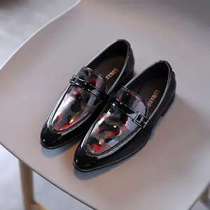 Mocassins pour garçons en cuir noir avec imprimé léopard rouge et boucle en métal