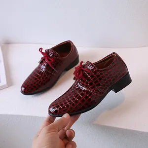 Chaussures richelieu bordeaux pour garçons avec texture crocodile pour cérémonies