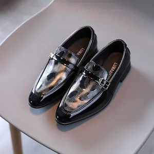 Mocassins en cuir verni noir pour garçons avec texture animale et boucle argentée