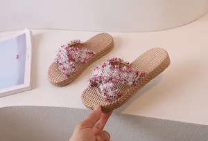 Dettaglio di sandali estivi per bambini con cinturini glitterati e suola con trama intrecciata