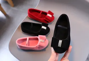 Gros plan de chaussures Mary Jane pour filles avec nœuds en strass et daim doux