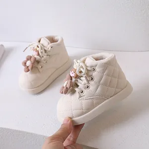 Stivali beige trapuntati da bambina con fiore di peluche e fodera in pile calda