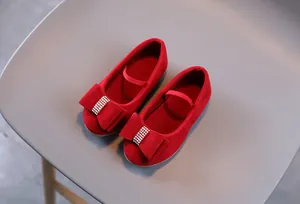 Détail de ballerines Mary Jane rouges en daim pour fille avec nœud en strass chic