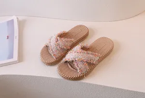 Dettaglio dei cinturini incrociati in pelliccia rosa e suola intrecciata dei sandali