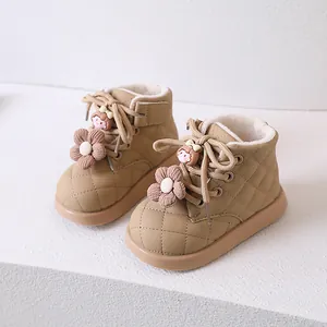 Dettaglio degli stivali kaki per bambina con cuciture a rombi e fodera in peluche