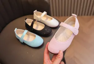 Vue détaillée des chaussures Mary Jane pailletées pour filles en quatre coloris variés