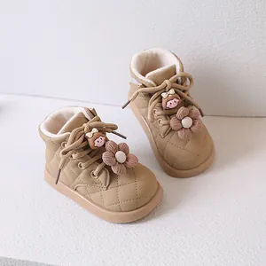 Dettaglio stivaletti kaki da bambina con trama trapuntata e fodera in pile calda