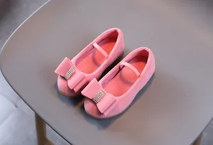 Détail de chaussures de princesse roses pour filles avec grand nœud et strass brillants