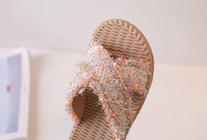 Dettaglio dei cinturini in tweed intrecciato e trama in canapa di questi sandali estivi