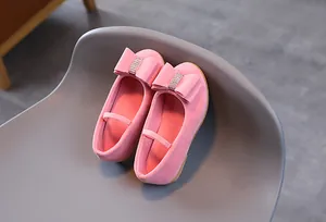 Détail de ballerines roses pour fille en suédine avec nœud en strass et bride élastique