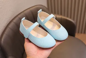 Détail de chaussures Mary Jane à paillettes bleu clair pour filles avec bord festonné