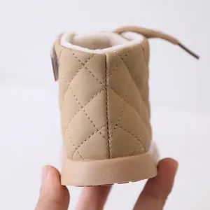 Dettaglio degli stivali invernali da bambina in ecopelle trapuntata kaki e fodera calda