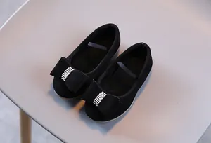 Détail de chaussures Mary Jane noires pour fille avec nœud strass et bride élastique