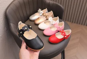 Detailansicht der Mädchen Mary Jane Schuhe mit 3D-Blumenakzenten und Perlenmitte
