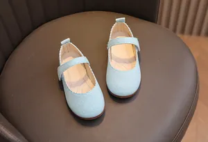 Détail de chaussures Mary Jane à paillettes bleu clair pour filles avec bride velcro