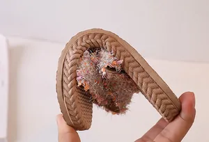 Dettaglio della suola flessibile antiscivolo e nappe colorate sui sandali estivi da donna