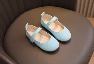 Détail de chaussures Mary Jane pailletées bleu clair pour filles avec bords festonnés