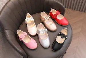 Draufsicht auf Mary Jane Schuhe für Mädchen mit Blumendekor und Perlendetails