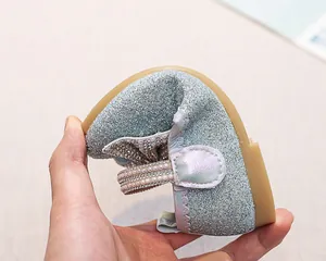 Dettaglio della suola in gomma flessibile di scarpe con paillettes per bambine e perle