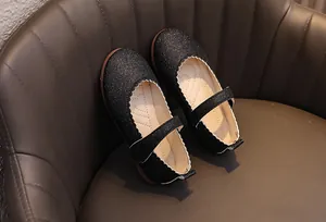 Vue détaillée des chaussures Mary Jane à paillettes noires avec bordure ondulée